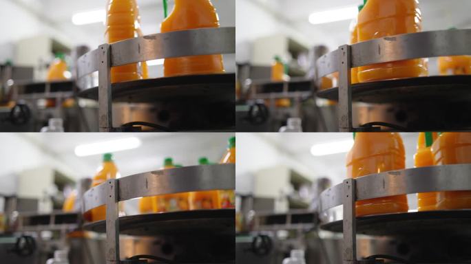 瓶装果汁饮料生产线在工厂的传送带上移动