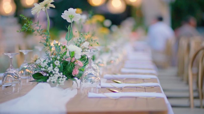 在婚宴上用鲜花装饰餐桌，供一大群人使用。