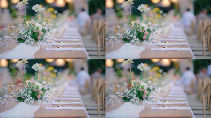 在婚宴上用鲜花装饰餐桌，供一大群人使用。