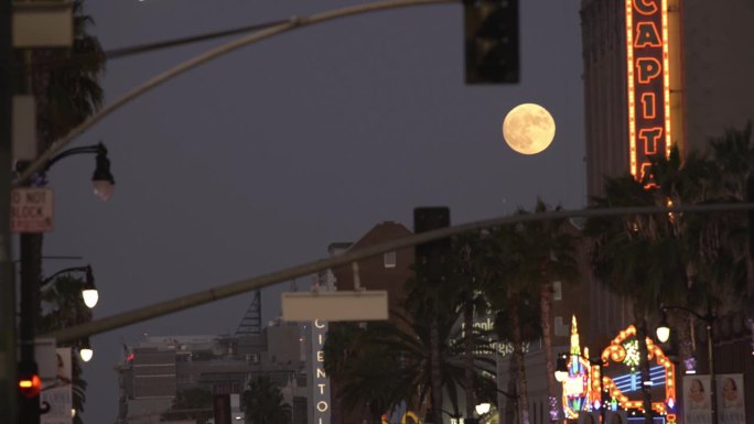 洛杉矶好莱坞的满月。加州洛杉矶夜晚的城市灯光