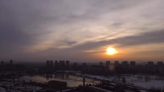 雪后初晴日出东方城市雪景城市天际线晨曦