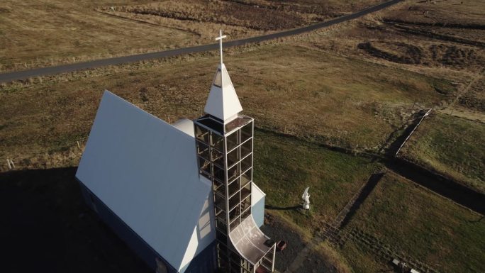 冰岛乡村景观中现代路德教会的空中轨道