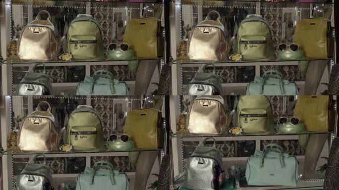 一家饰品店橱窗上的稳步摄像头，陈列着各种类型的女士包