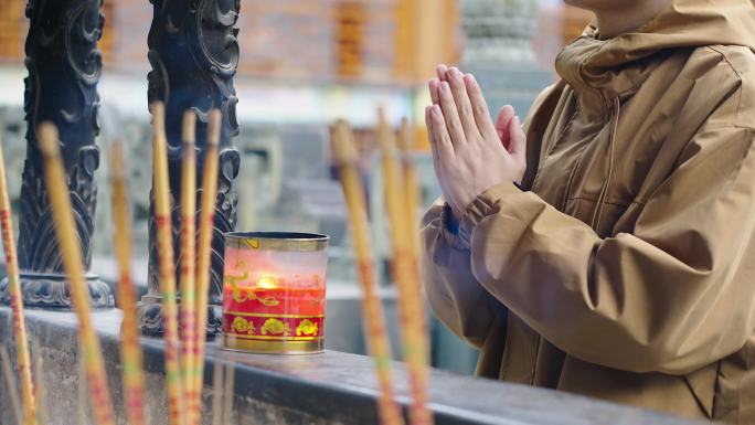 在寺庙祈祷的年轻人