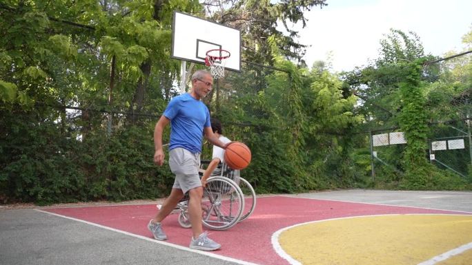 有行走障碍的年轻人和没有行走障碍的老人一起运动。