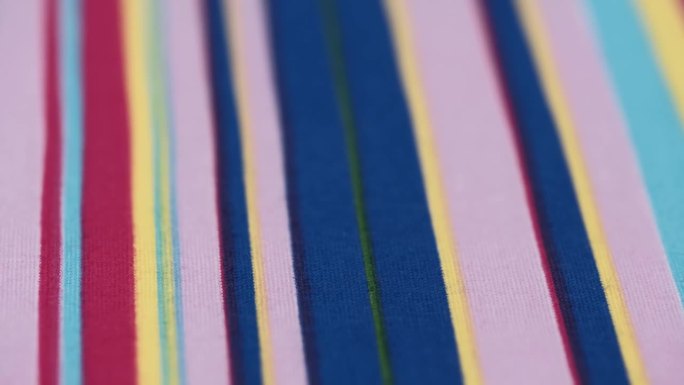 棉料的纹理，带有彩色条纹。旋转条纹棉织物特写，宏观。