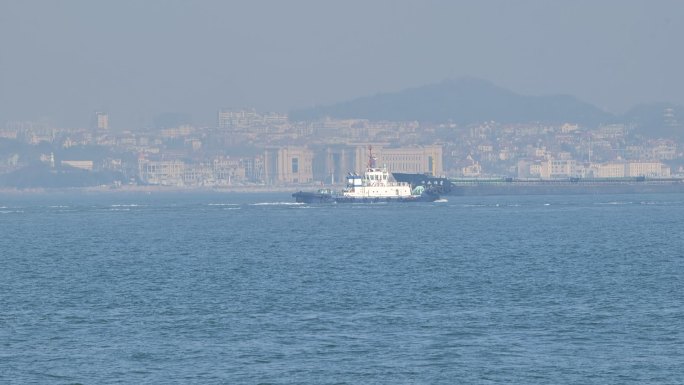 青岛大海轮船货轮灯塔实拍P1192749