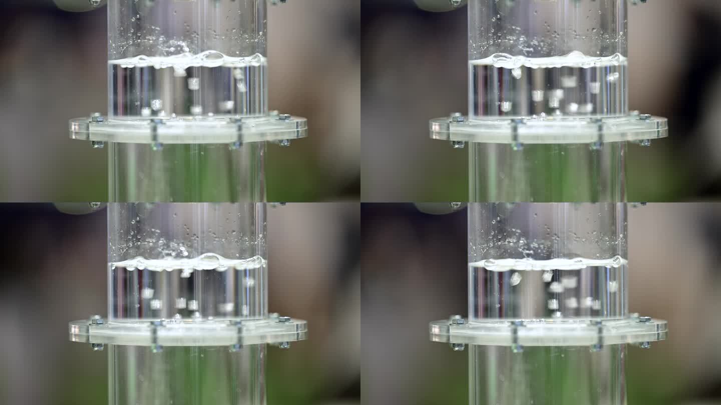 氢气在一个装满水的塑料瓶里通过膜冒着气泡，近距离看
