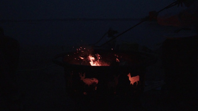 湖边夜晚的火坑