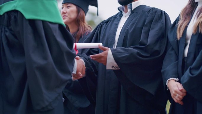 毕业证书，与成功的同学握手，与取得成就的同学祝贺或感谢。在大学里，毕业生、教授和拿着证书、文件或颁奖