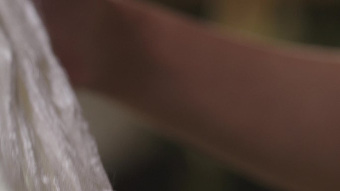 4k素材 绸缎流光：绒花蚕丝纹理特写展示