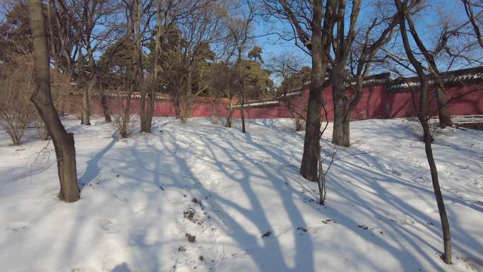 古建筑红墙雪景路程