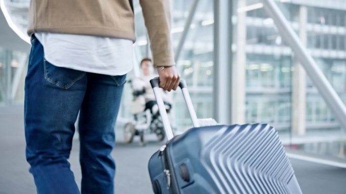 在机场旅行，度假或在航空公司大厅度假时，走路，背和手拿行李。机场、出入境或国际航班上的行李箱、人及人