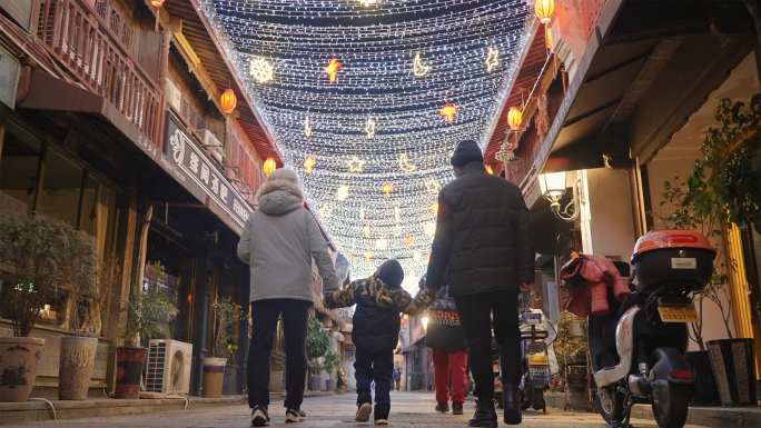 新年温馨彩灯爸妈孩子一家三口逛街逛庙会