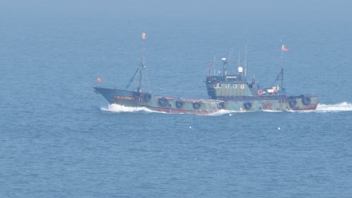 青岛大海轮船货轮灯塔实拍P1182559
