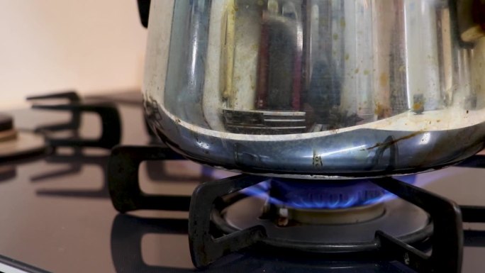 煤气炉加热金属锅底的蓝色火焰