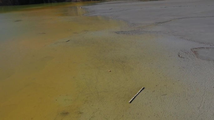 鸟瞰图，一个巨大的湖泊，充满了有毒的采矿残留物从铜和金矿氰化或氰化物浸出。罗马尼亚，蒙大拿州，吉玛纳