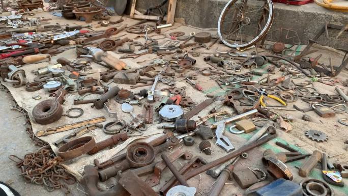 生锈的旧工具，车间工具散落，市场上出售的旧废金属，工具零件散落。