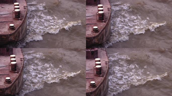 船的前部在塞纳河上逆流而上，波浪从船体上反弹的慢动作镜头。