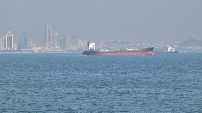 青岛大海轮船货轮灯塔实拍P1192750