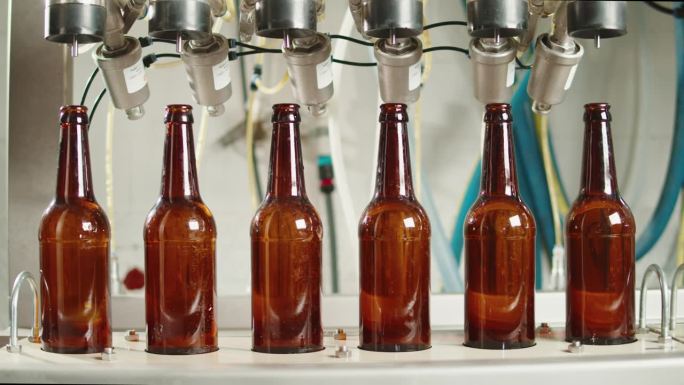 工厂精酿啤酒生产，啤酒厂制造，金属大桶瓶蒸煮酒。