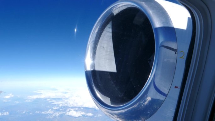 从飞机乘客窗口看后置涡扇喷气发动机