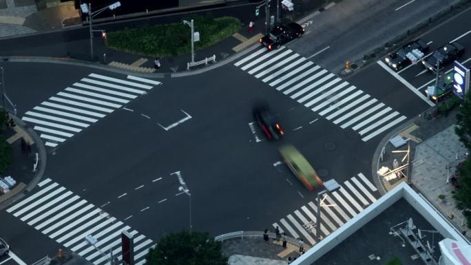 日本东京街道上行人和汽车人群的时间流逝