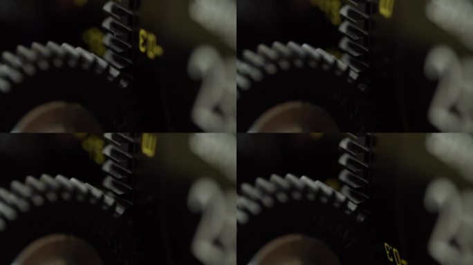 用电影镜头上的对焦装置进行微距拍摄。齿轮移动和改变镜头的焦点。