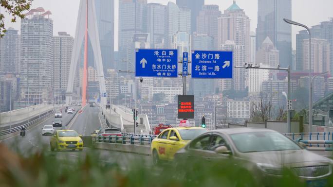 4k实拍重庆千厮门大桥上的出租车车流