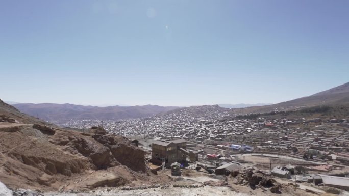 矿业小镇波托西位于塞罗里科，这座山位于玻利维亚的安第斯山脉，以银含量高而闻名。