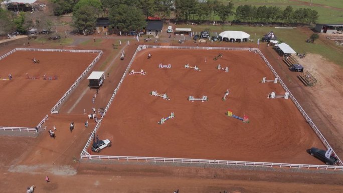 鸟瞰图:惊险的跳马比赛，在跳马谷仓举行的跳马比赛