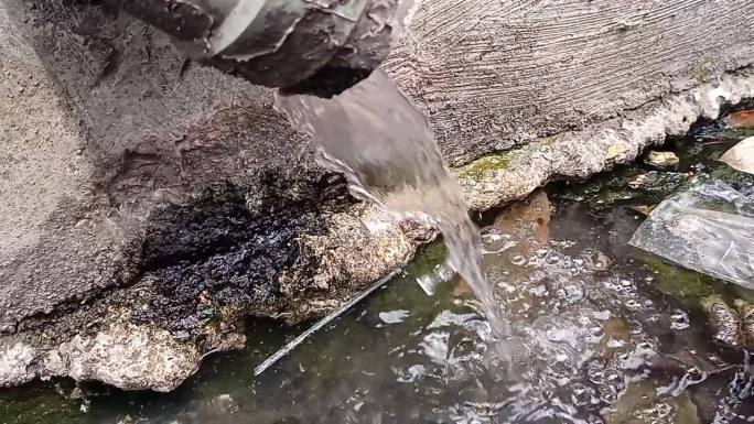 水从管道流向下水道，从管道流出的废水。