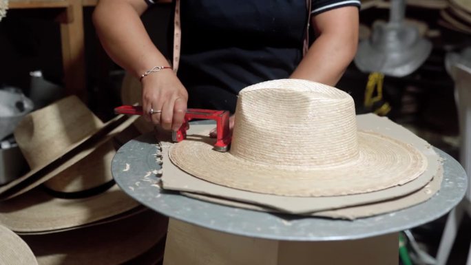 剪掉传统天然纤维帽子的帽檐