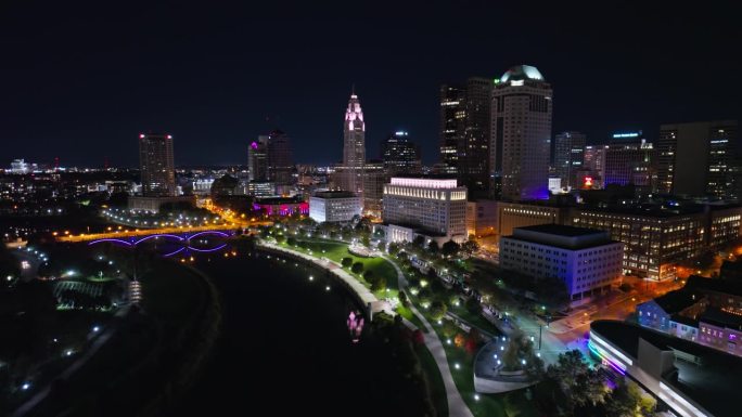 夜间，哥伦布市中心，无人机飞越西奥托河，飞向俄亥俄州最高法院