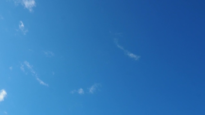 4K延时美丽的蓝天与轻云的背景。自然的夏日天空。细腻的色调勾勒出宁静的氛围。天气一天。飘渺的云。航空