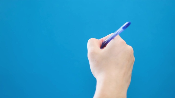 一支圆珠笔在蓝色的背景上写字