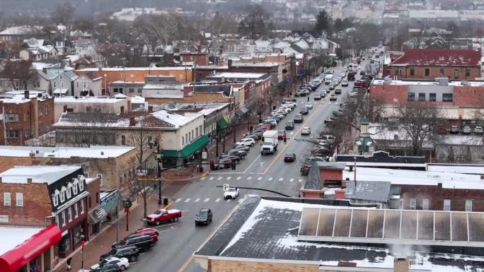 小镇主街的冬季鸟瞰图