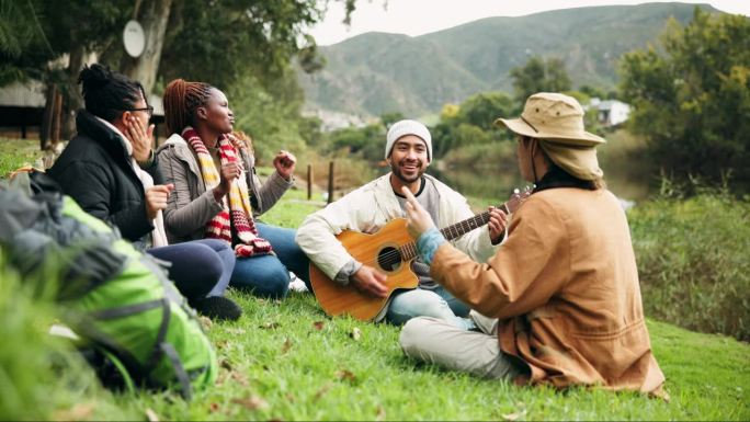 跳舞，吉他和朋友露营在湖边，笑和自由的快乐庆祝在大自然。森林里，户外探险伴着音乐歌唱，男人和女人一起