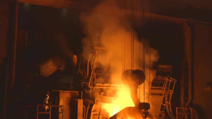 熔钢和明亮的火花。焊接。熔化的金属。现代制铁工业。