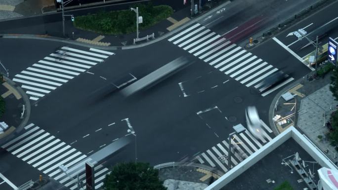 日本东京街道上行人和汽车人群的时间流逝