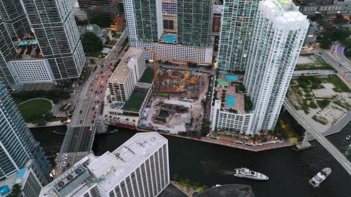 在布里克尔金融中心迈阿密河附近的建筑工地，无人机拍摄的景象。繁华大都市的建筑奇迹
