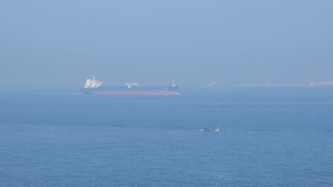 青岛大海轮船货轮灯塔实拍P1182625