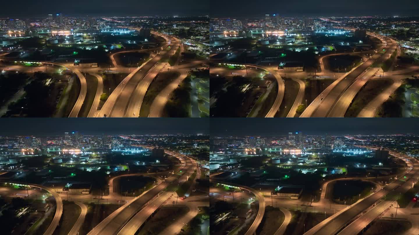 上图是佛罗里达州坦帕市宽阔的高速公路十字路口，夜间车辆疾速行驶。美国交通基础设施概念