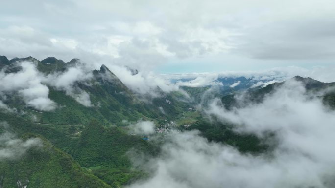 乡村山间穿云航拍视频4K