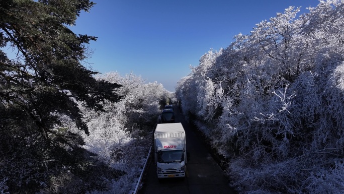 峨眉山初雪和景区公路