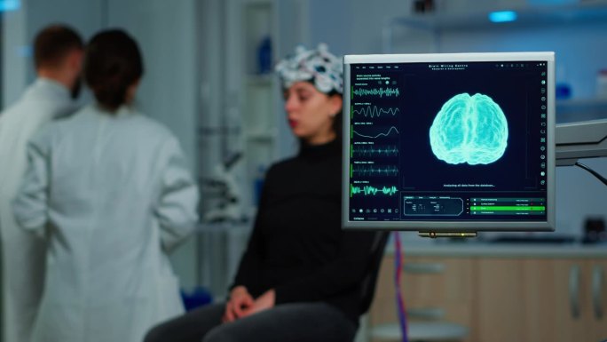 神经科医生使用脑电图耳机分析神经系统