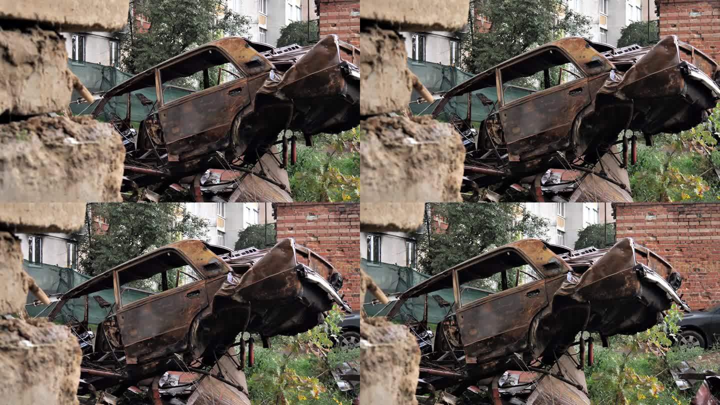 火灾或爆炸的后果
一辆被烧毁的汽车躺在雨中的建筑废墟中