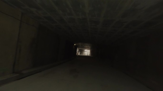 地铁列车的地下铁路隧道。