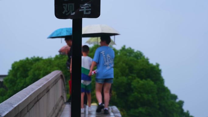 江苏苏州姑苏寒山寺江南水乡下雨季游客风景
