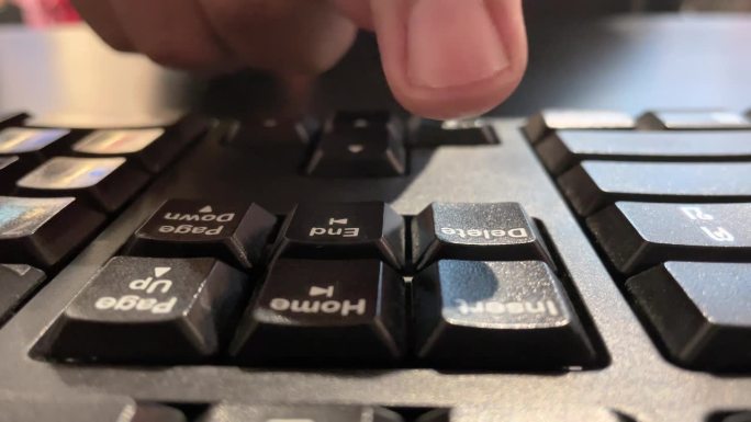 按下键盘上的删除键。